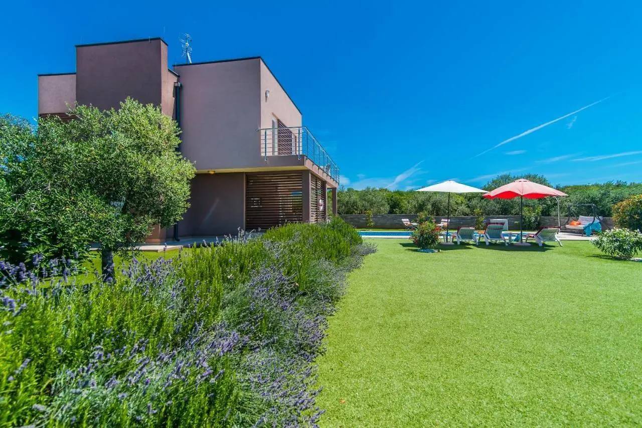 Villa Galizana 1972 Holiday home